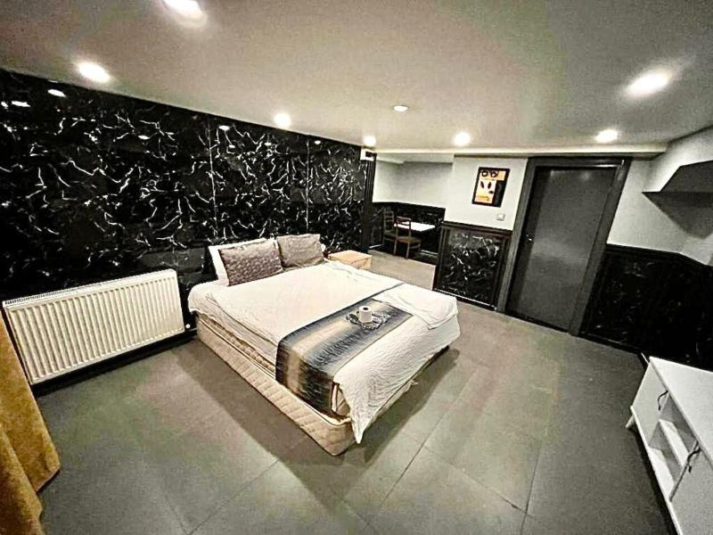Economy Double Room image 4