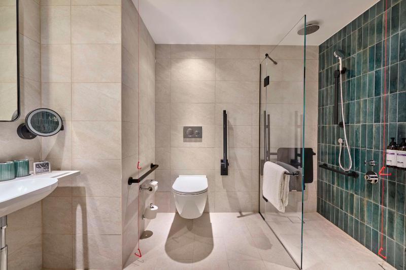 King Room with Accessible Shower - Disability Access image 2