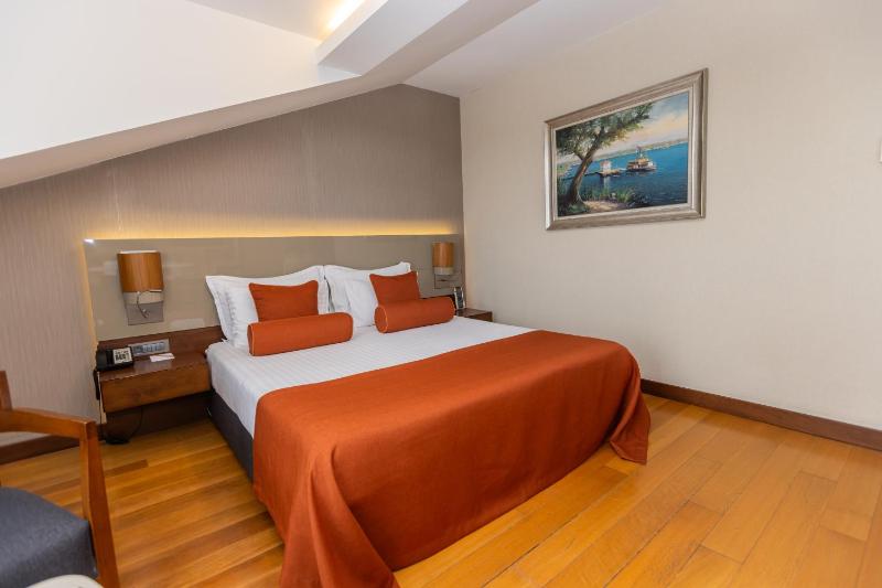 Double Room with Balcony and Sea View image 4