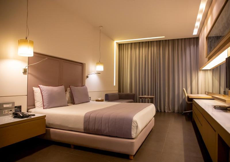 Deluxe Double or Twin Room with Balcony image 4