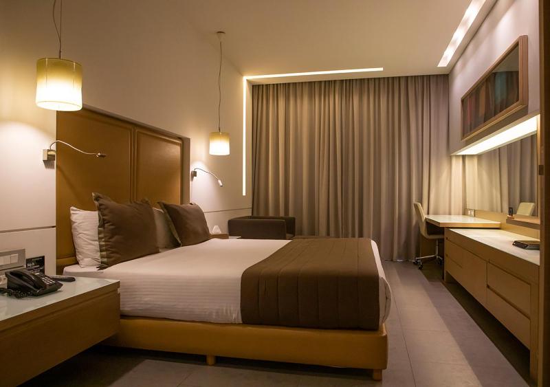 Deluxe One-Bedroom Suite with Balcony image 4
