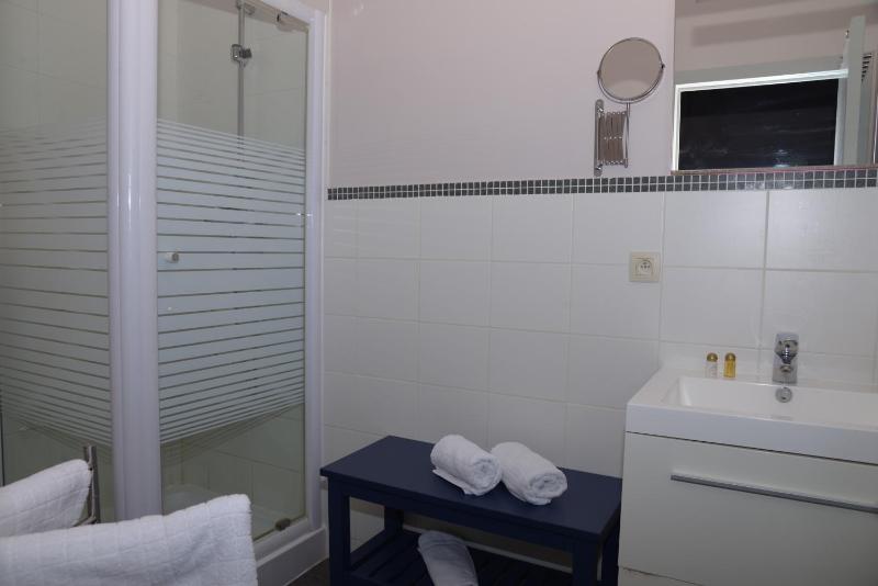 One-Bedroom Apartment with Balcony on 2nd Floor image 3