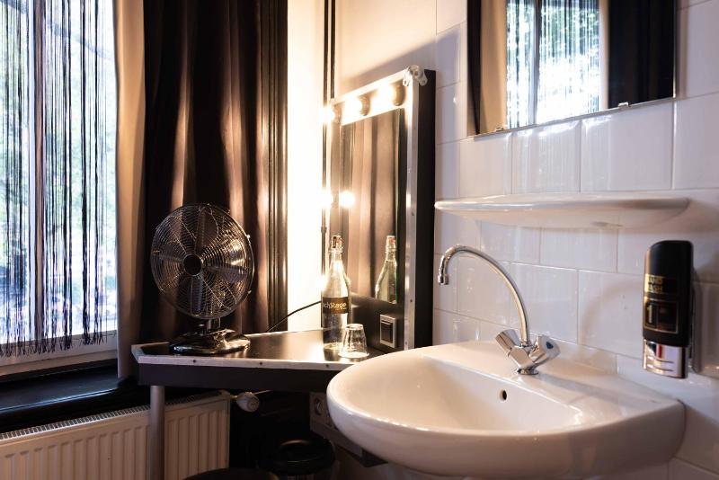 Single Room with Shared Toilet and Bathroom image 4
