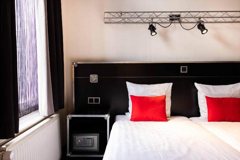 Basic Double or Twin Room with Shared Bathroom image 1