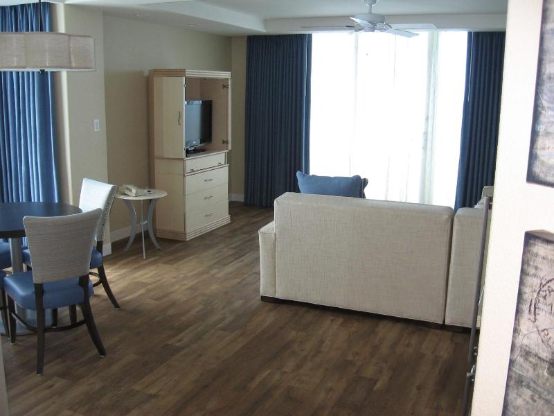 One-Bedroom Suite with Beach View image 3