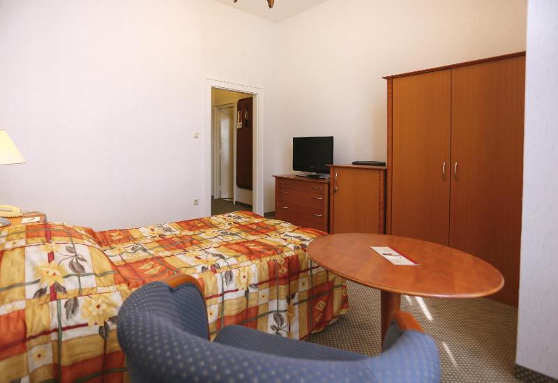 Standard Single Room with Courtyard View image 2