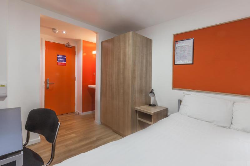 Standard Double Room with Shared Bathroom image 3