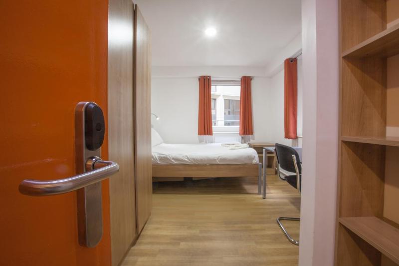 Standard Double Room with Shared Bathroom image 4