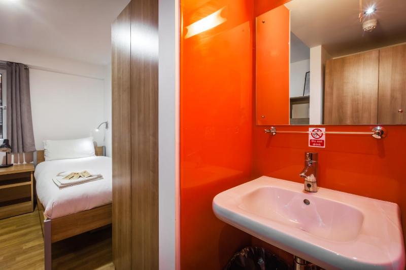 Standard Single Room with Shared Bathroom image 4