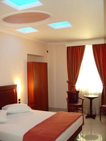 Superior Room with Spa Bath image 4