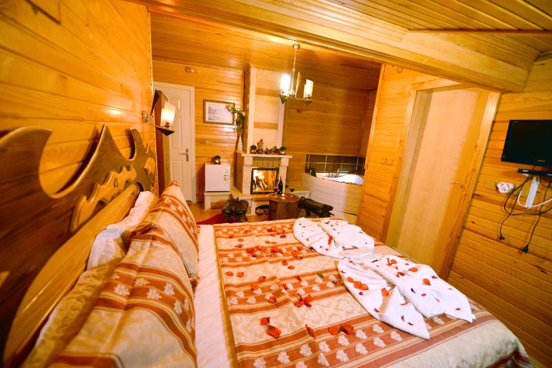 Deluxe Double Room with Fireplace and Hot Tub image 1