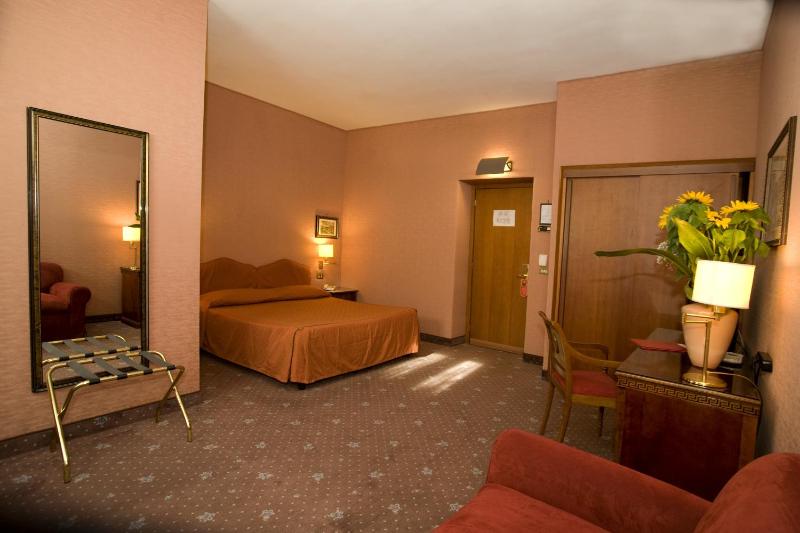 Superior Double Room with Balcony image 3