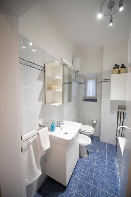 Basic Triple Room with Shared Bathroom image 1