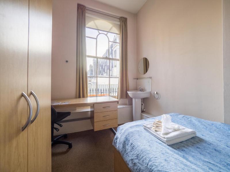 Single Room with Shared Bathroom image 3