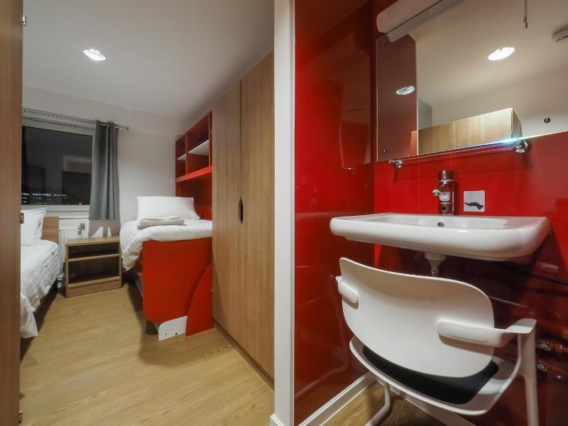 Standard Twin Room with Shared Bathroom image 3