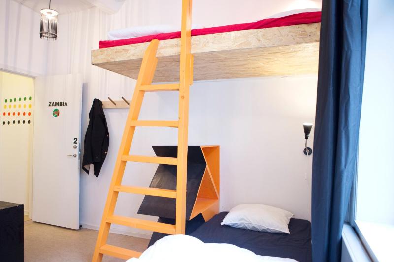 Triple Room with Shared Bathroom image 4