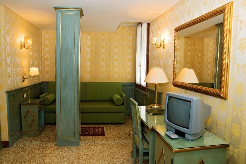 Double or Twin Room with Canal View image 3
