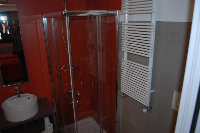Twin Room with Shared Bathroom image 4