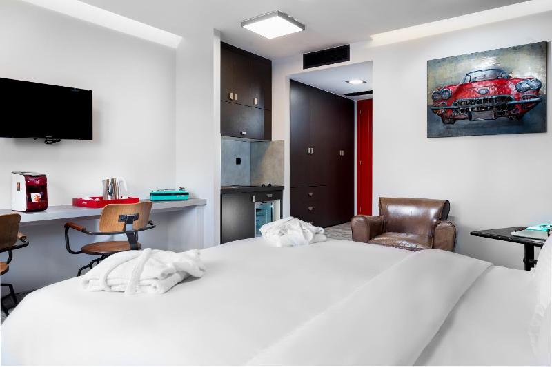 Deluxe Double Room with City View image 2