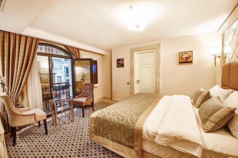 Deluxe Double Room with French Balcony image 3