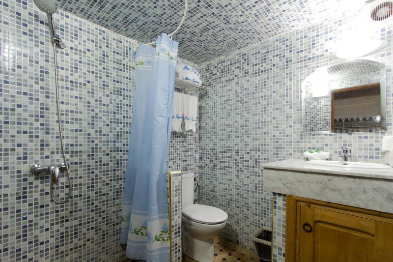 Twin Room with Bathroom image 2