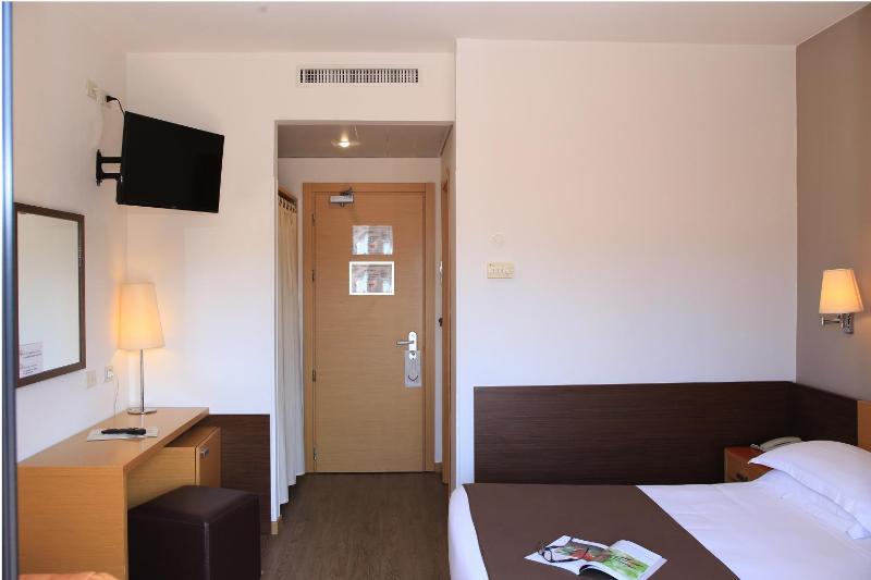 Superior Double Room with Balcony image 4