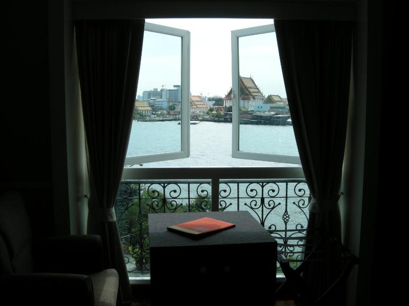 Standard Double Room with River View image 3