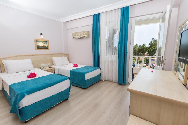 Standard Double or Twin Room with Sea View image 3