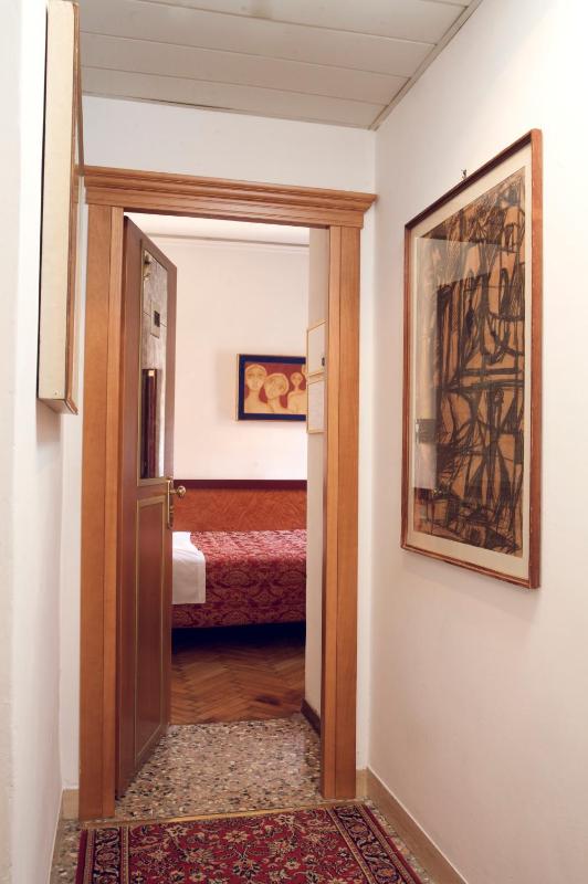 Single Room image 3