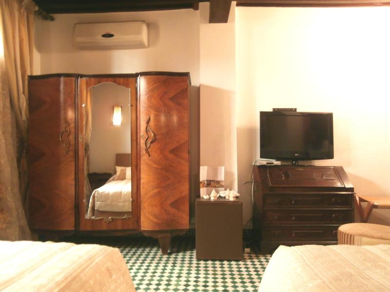 Standard Twin Room image 3