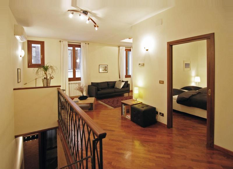 Two-Bedroom Apartment - Calle San Mattio 885, San Polo image 3