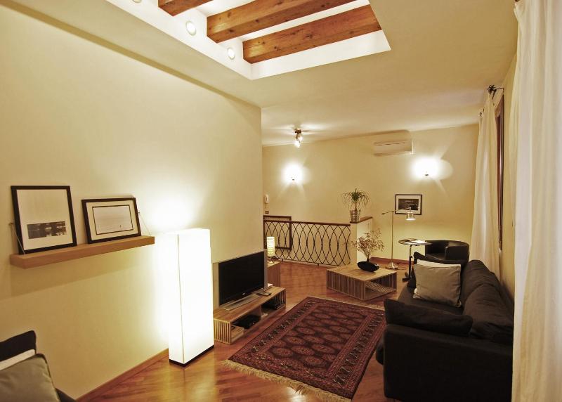 Two-Bedroom Apartment - Calle San Mattio 885, San Polo image 4