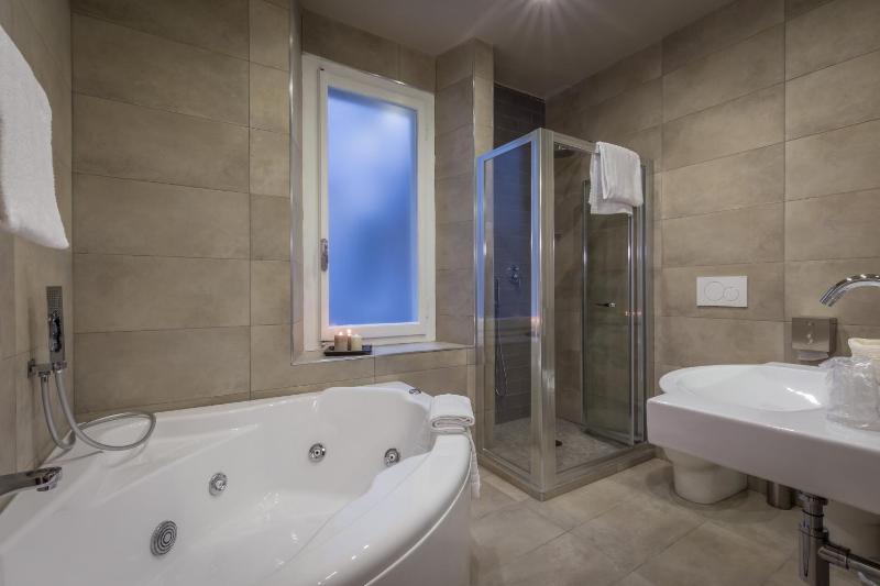 Superior Double Room with Spa Bath image 4
