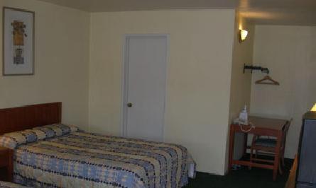 Room with Two Double Beds image 4