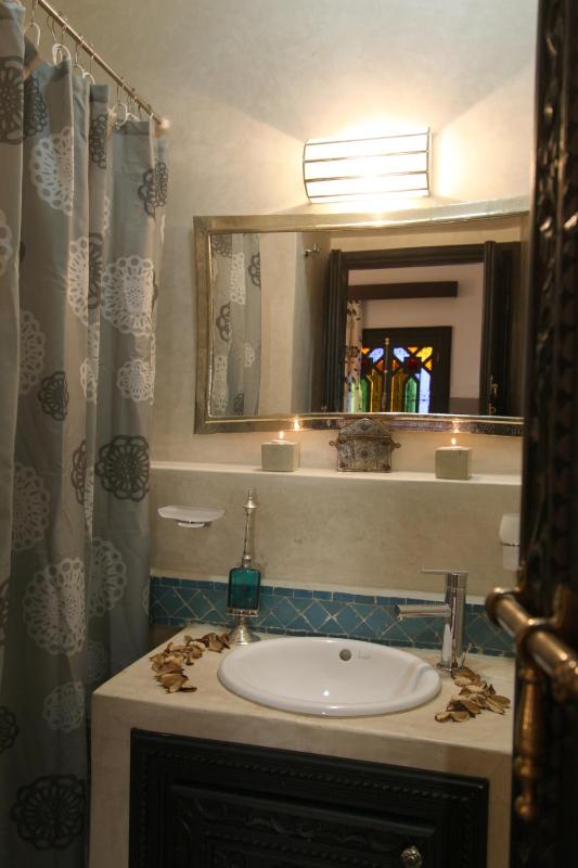 Single Room with Bathroom image 2
