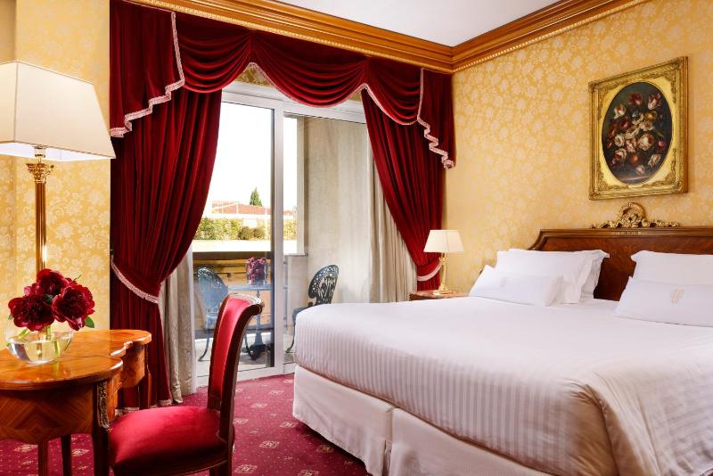 Deluxe Suite with Balcony image 3