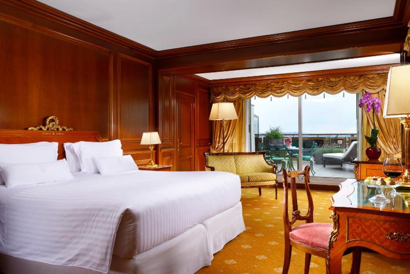 Deluxe Suite with Balcony image 1