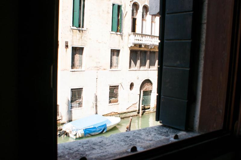 Double Room with Canal View image 3