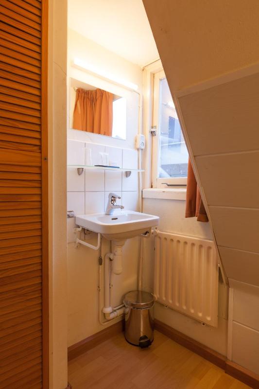 Basic Single Room with Shared Bathroom image 3