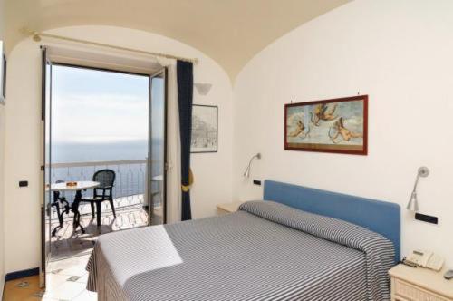 Superior Double Room with Sea View image 4