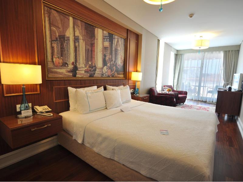 Superior Double or Twin Room with Balcony image 4