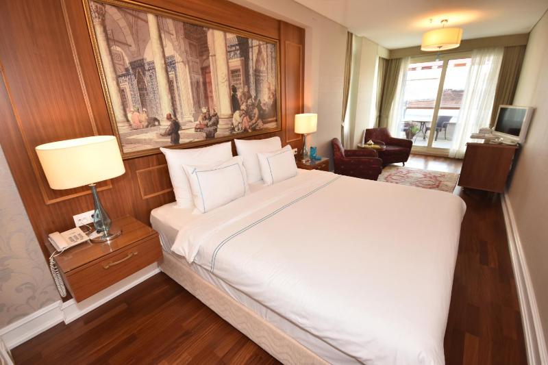 Superior Double or Twin Room with Balcony image 3