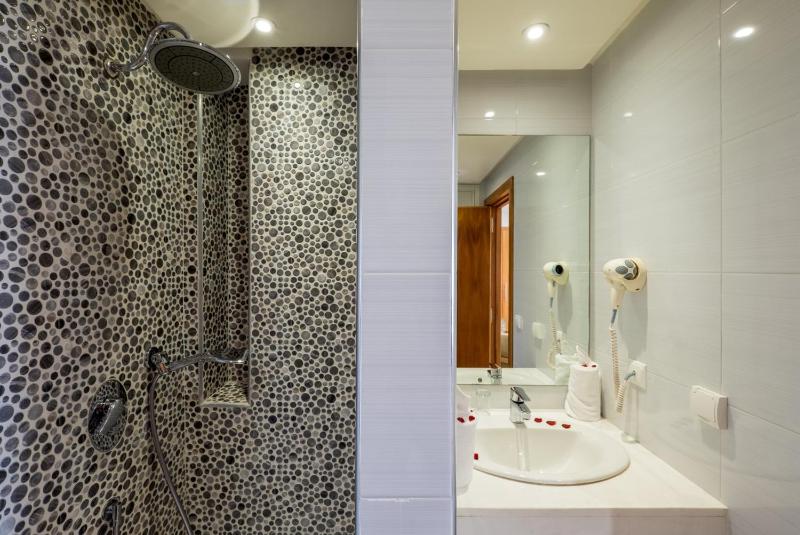 Standard Single Room image 3