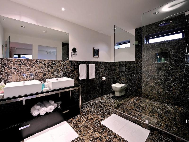 Large Deluxe Seafacing Double Room with Balcony image 3
