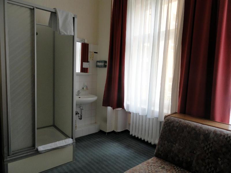 Single Room with Shared Toilet image 3