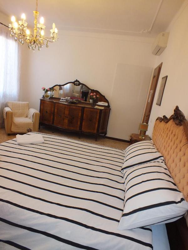 Double Room with Shared Bathroom and Extra Bed (2 Adults + 1 Child) image 1