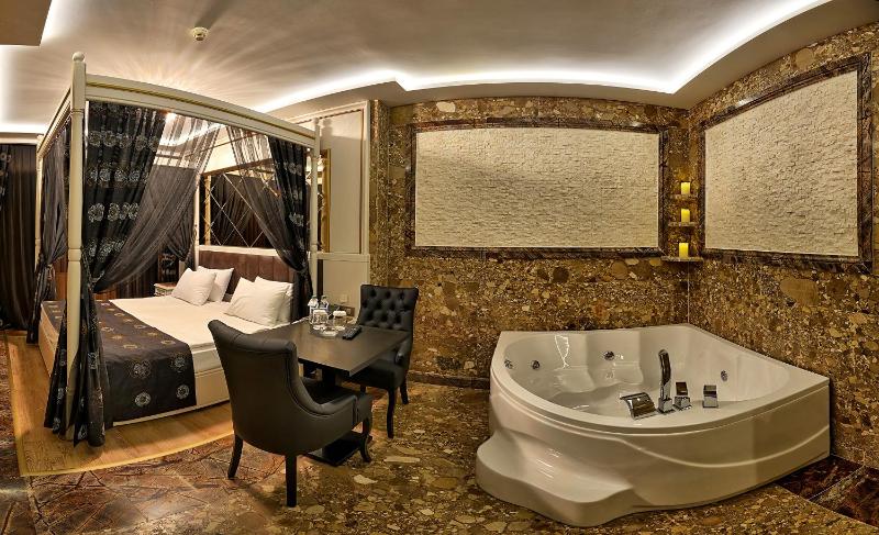 Deluxe Suite with Spa Bath image 4