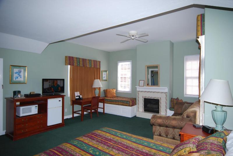 Deluxe King Room with Fireplace image 1
