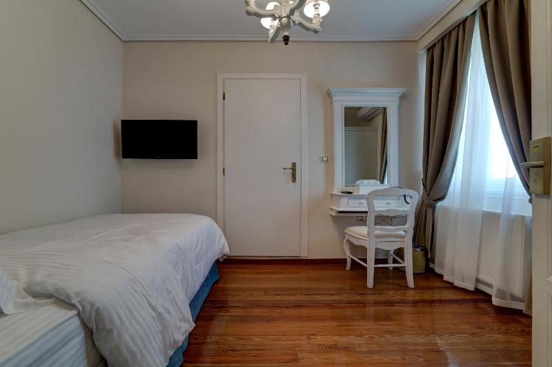 Standard Single Room image 4