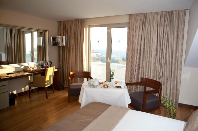 Double Room with Balcony and Sea View image 1